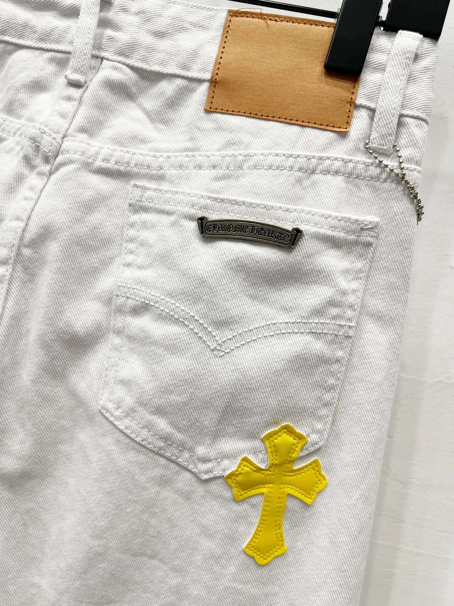 P240 style number: (K610) Chrome hearts & Chrome hearts High-end Chrome hearts white yellow leather cross patchwork leather jeans, the same style as the trendy uncle. Original hardware accessories, washed and other elevators, QR code analysis are all purchased from the original factory, high degree of restoration, you are welcome to compare the products~ Three-dimensional version Loose and comfortable, not picky about the figure, taller and slimmer, factory Seiko, original quality control, same style for men and women, can be matched with couples, versatile recommendation, must-have jeans for all seasons, fashionable people have been disappointed From the quality selection of fabrics, the tailoring of details, and the matching of patterns, everything is impeccable! The upper body is so handsome when worn...it can be easily worn by men, women and children! The craftsmanship is made of heavy-duty washed pure cotton denim fabric. After washing, it is soft and thick and looks very stylish when worn. Size: 28, 30, 32, 34 Color: white
